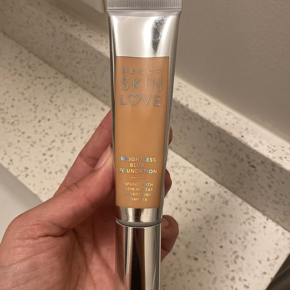 Becca Weightless Blur Foundation in Noisette - Picture 3 of 4